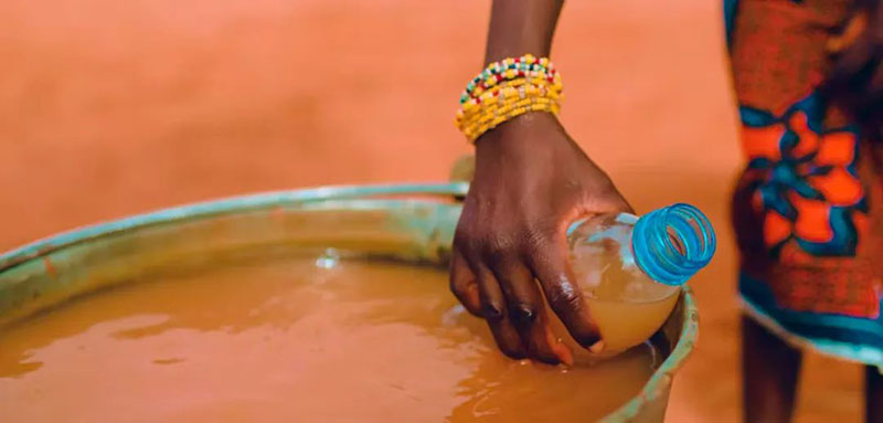 PANTONE通過(guò)公益項(xiàng)目“臟水的顏色”，以提高公眾對(duì)水資源危機(jī)的認(rèn)識(shí)(圖4)