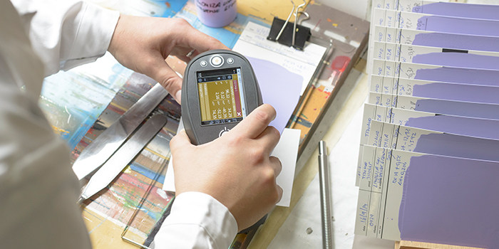 Ci6x_in_use_02.jpg?x-oss-process=style/comp 愛色麗Ci60便攜式積分球分光色差儀(圖4)